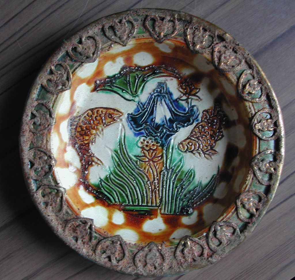 Tang_Dynasty_-Plate_with_incised_fishes_swimming_in_underwater_foliage.JPG