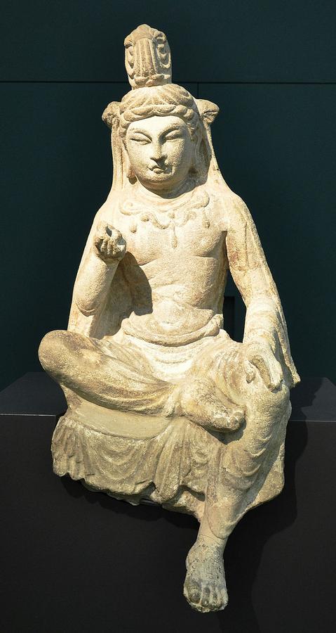 Tang_Sitzender_Bodhisattva_Museum_Rietberg (1).jpg