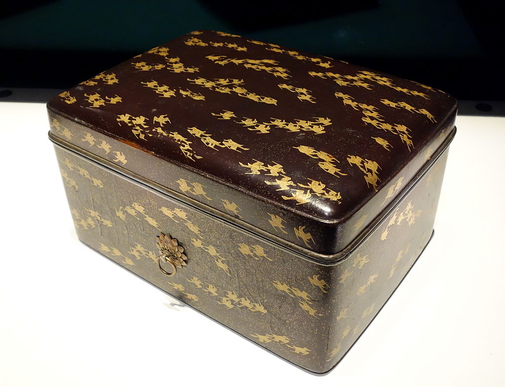 Tebako_(cosmetic_box),_Kamakura_period,_13th_centur.JPG