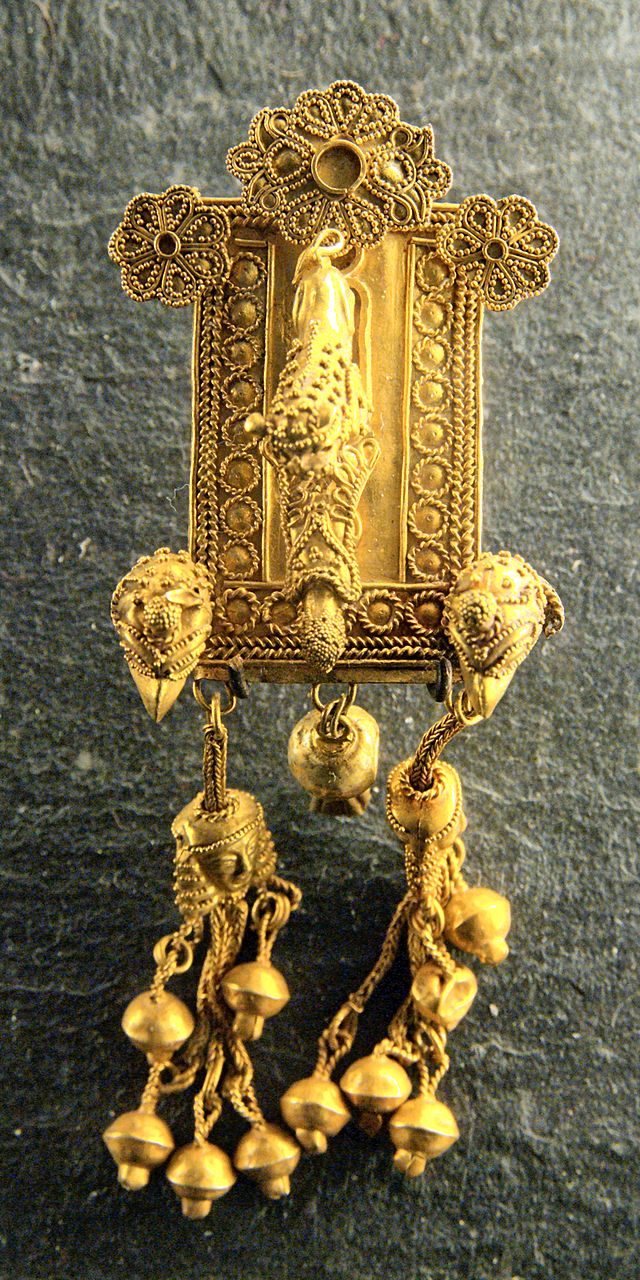 Temple_pendant_Kameiros_Louvre_Bj2169-10.jpg