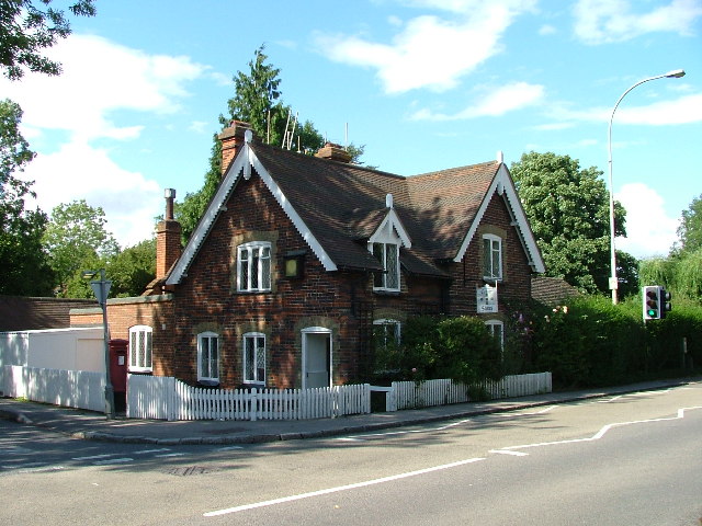 The_corner_store._-_geograph.org.uk_-_31288.jpg
