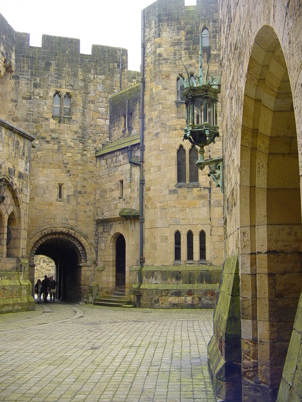 The_Courtyard,_Alnwick_Castle-geograph-3054870.jpg