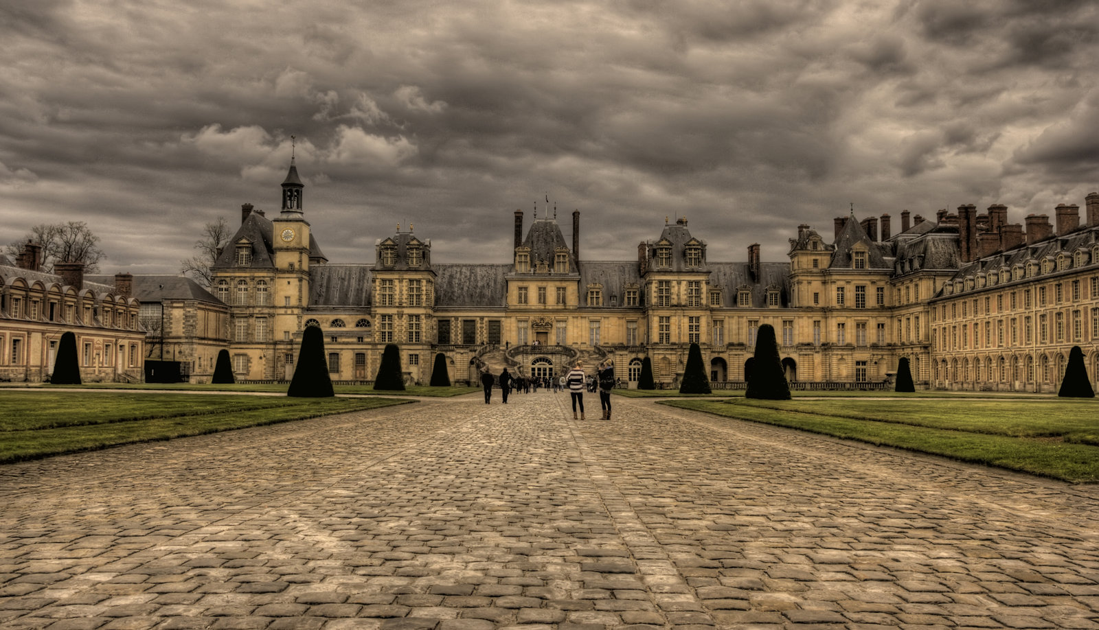 The_Palace_of_Fontainebleau_5_by_klubi.jpg