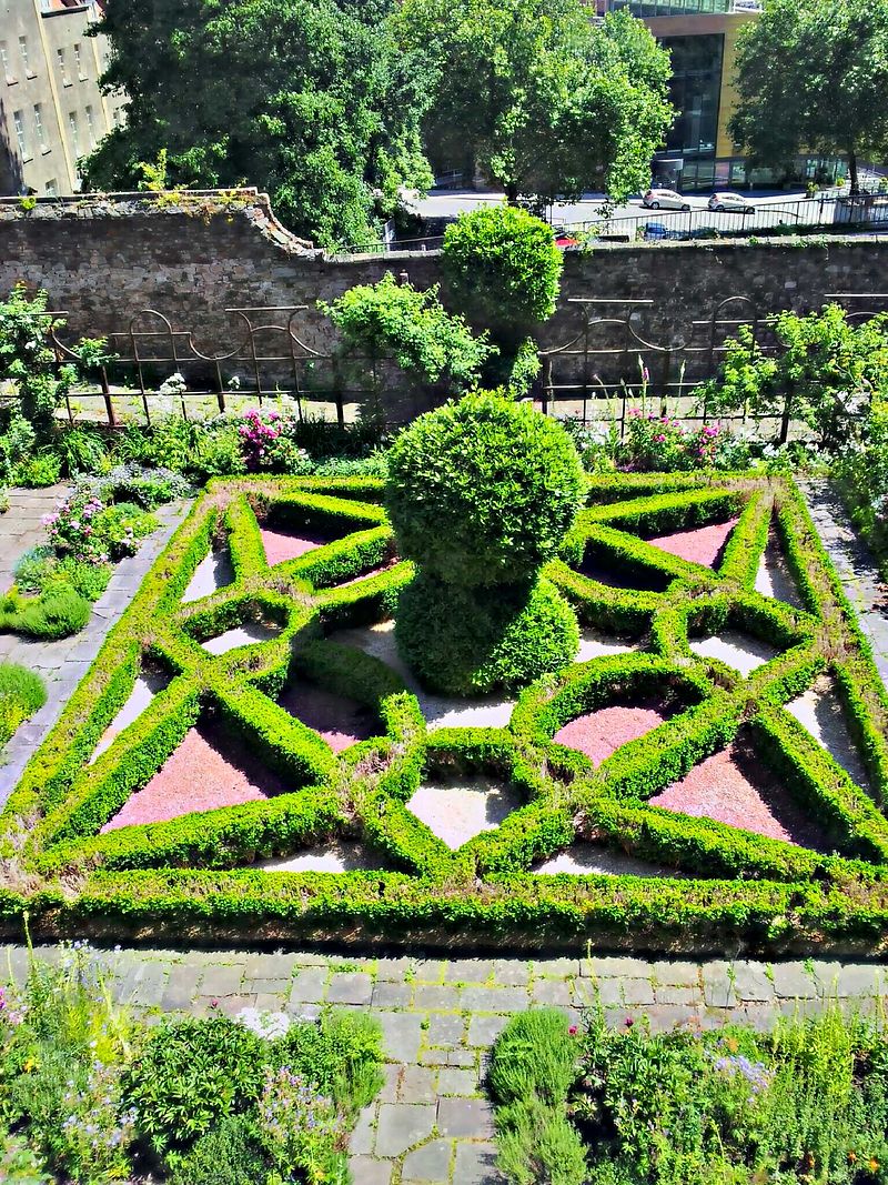 The_Red_Lodge_Museum_-_Bristol_-_Elizabethan_Knot_Garden.jpg