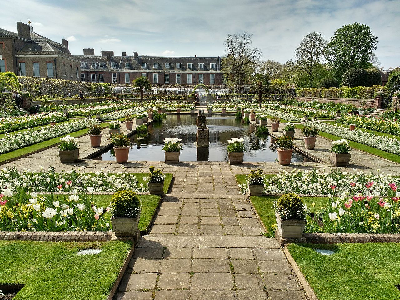 The_White_Garden_and_Orangery,_Kensington_Palace.jpg