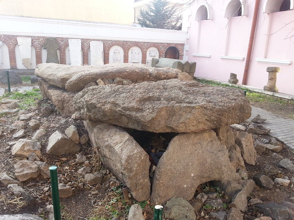 Thracian_dolmen_from_village_Belevren_in_the_lapidarium_of_Burgas,_Bulgaria.jpg