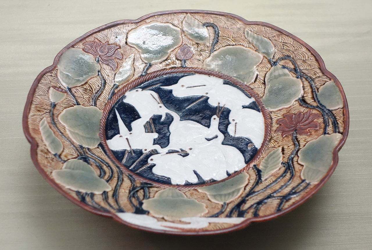 Three-legged_Dish_with_lotus_and_heron_design,_Imari_ware,_Edo_period,_17th_.JPG
