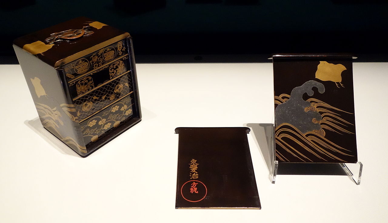 Tiered_box_with_handle_by_Nagata_Yuji,_Edo_period,_18th_.JPG