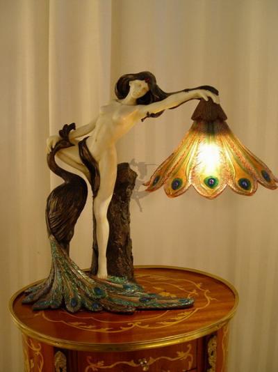 tischlampe_dame_mit_pfau_is001_2_1701.jpg