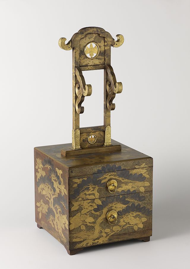 Toiletdoos_met_twee_laden_en_een_standaard_voor_een_spiegel.-Rijksmuseum_AK-NM-6213.jpeg.jpeg