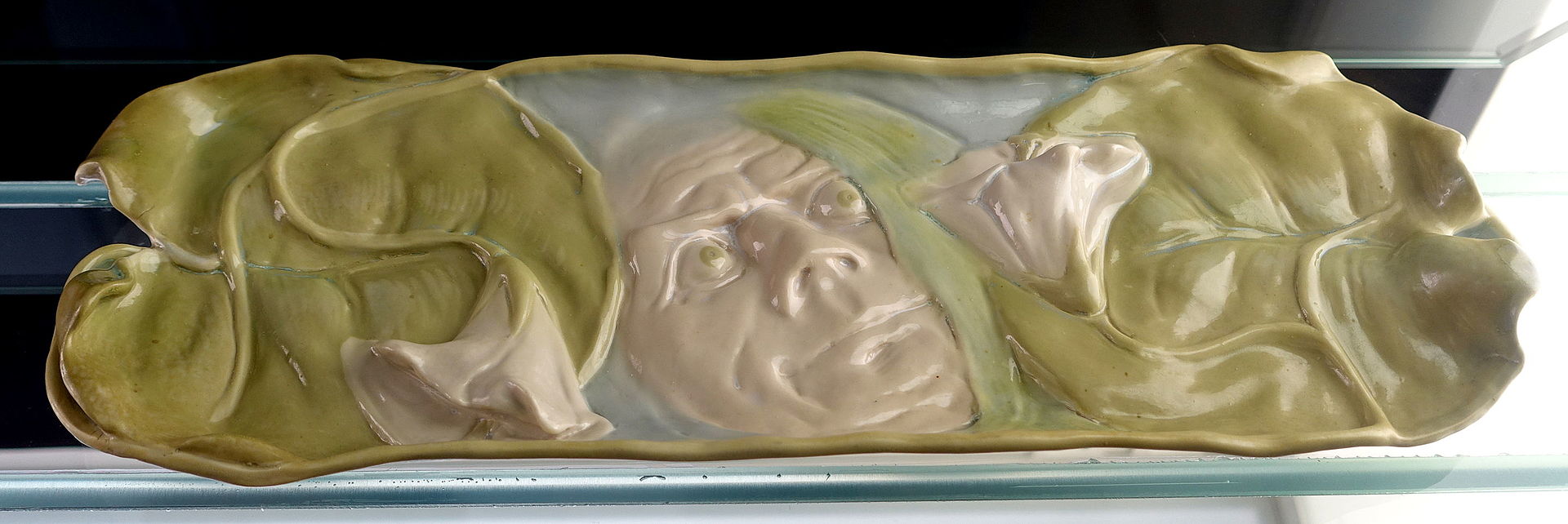 Tray,_designed_by_Franz_Metzner,_made_by_Konigliche_Porzellan-manufaktur_Berlin,_1898,_p.JPG