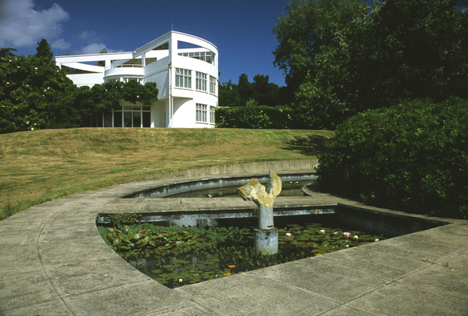 Treib_McGrath_Tunnard_St._Anne_s_Court_1937_View_over_pool_toward_house.jpg