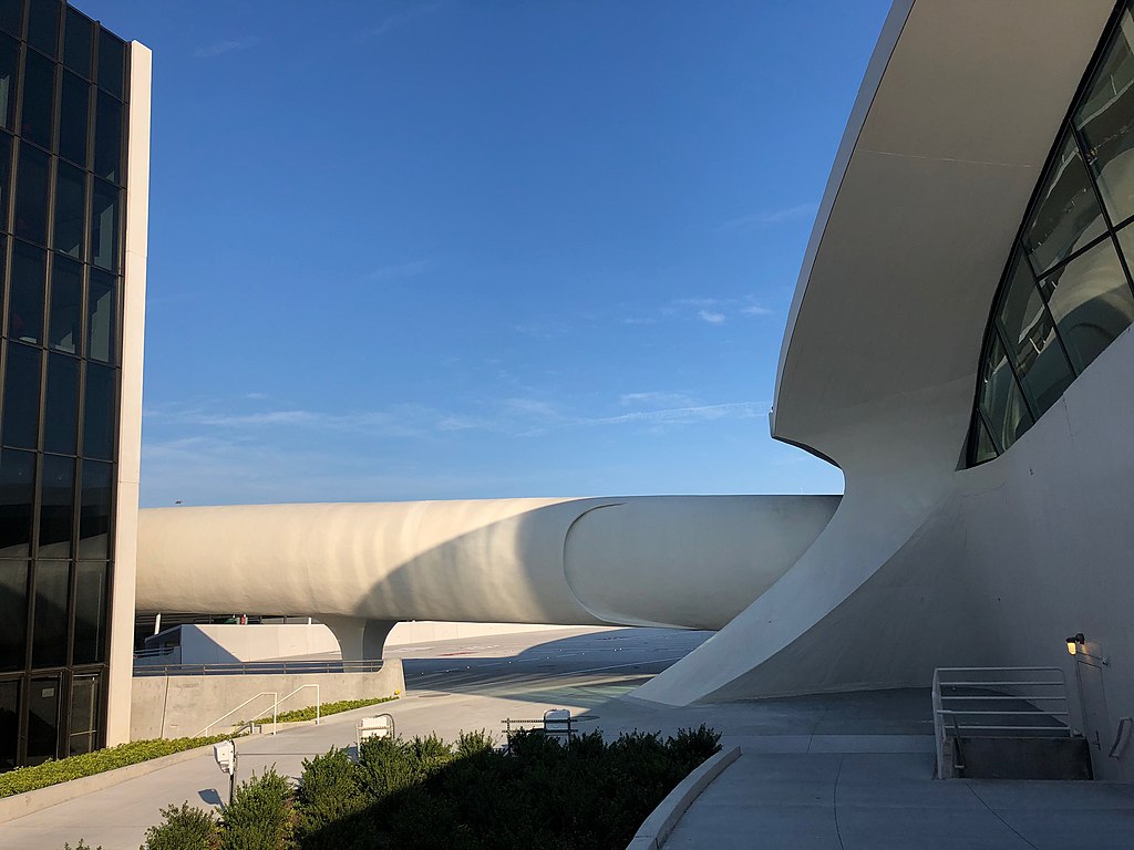 Tube_Exterior,_TWA_Flight_Center,_John_F._Kennedy_In_.jpg