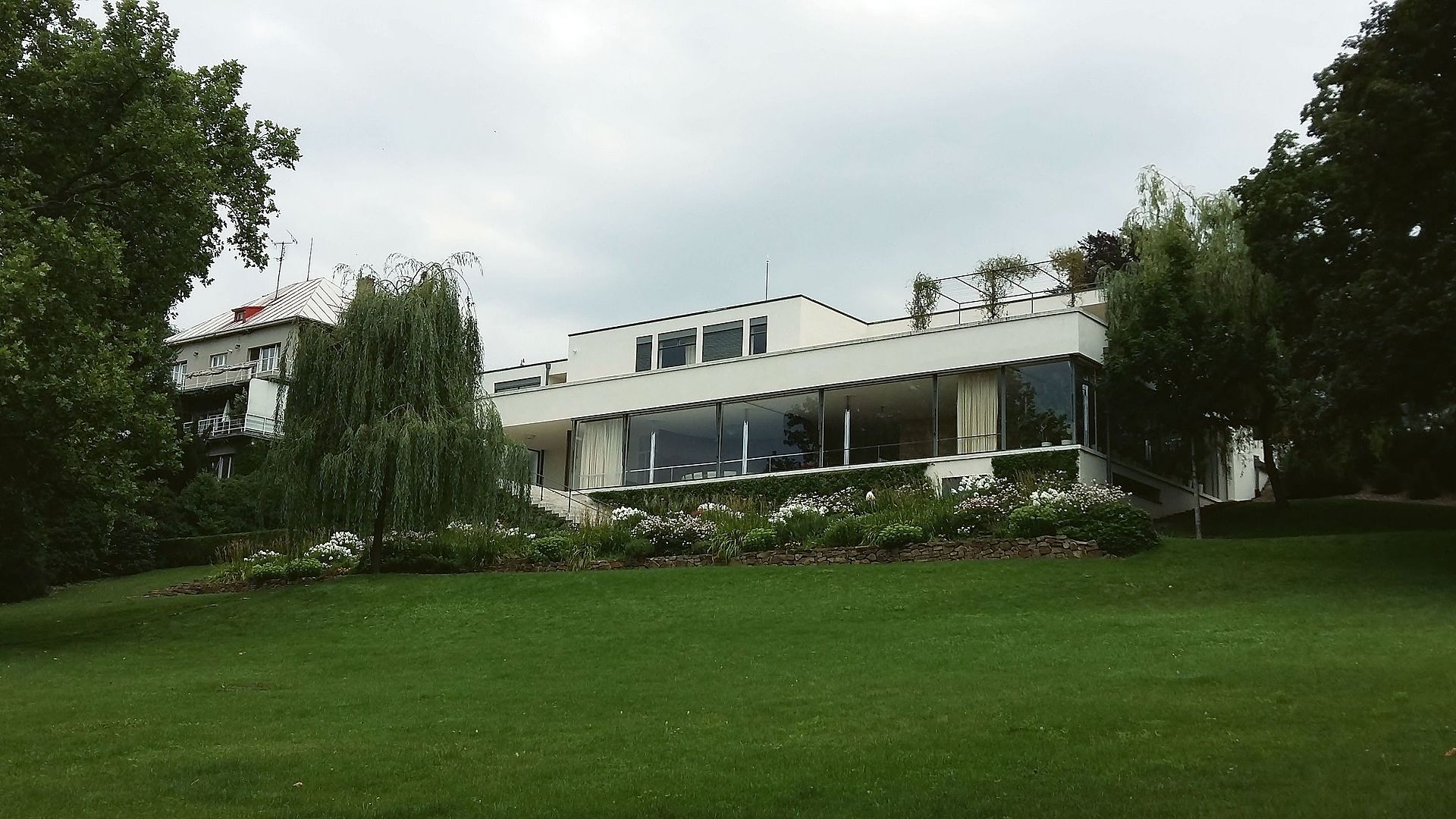 Tugendhat_Villa_in_Brno.jpg