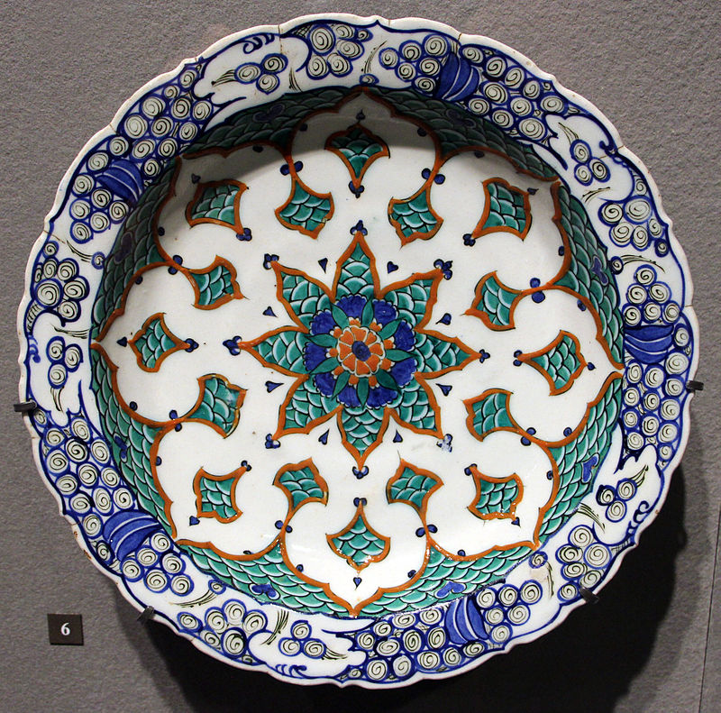 Turchia,_izinik,_piatto_con_rosette,_1580-90_ca..JPG