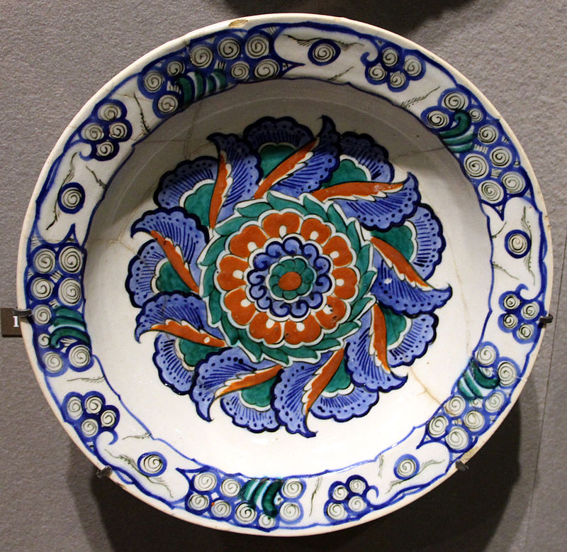 Turchia,_izinik,_piatto_con_rosette_in_spirale,_1580-90_ca..JPG