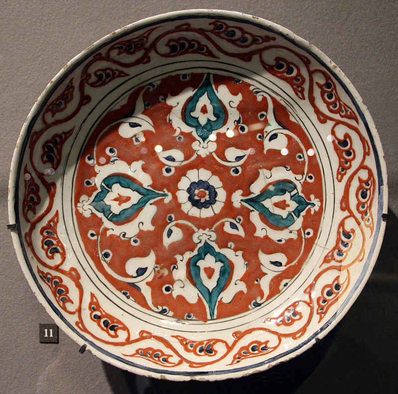 Turchia,_iznik,_piatto_a_fondo_rosso,_1585_ca..JPG