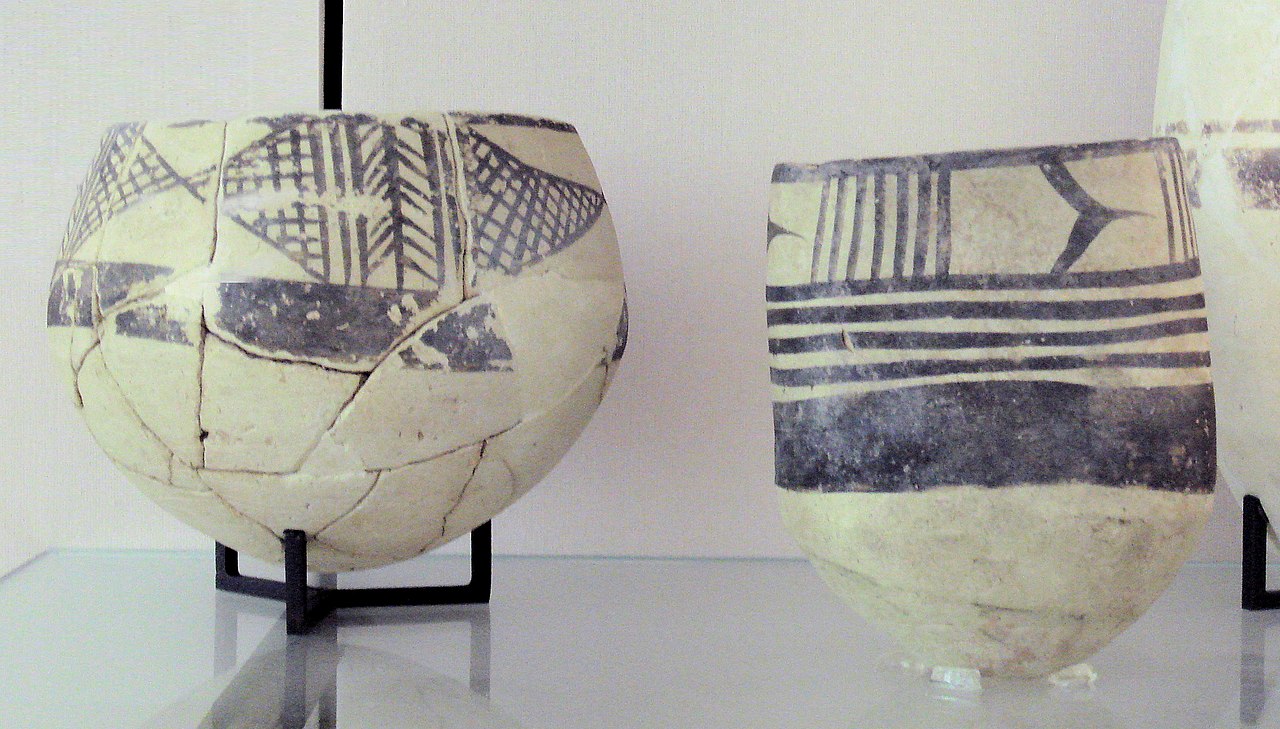 Ubaid_IV_pottery_jars_4700-4200_BC_Tello,_ancient_Girsu,_Louvre_Museum.jpg