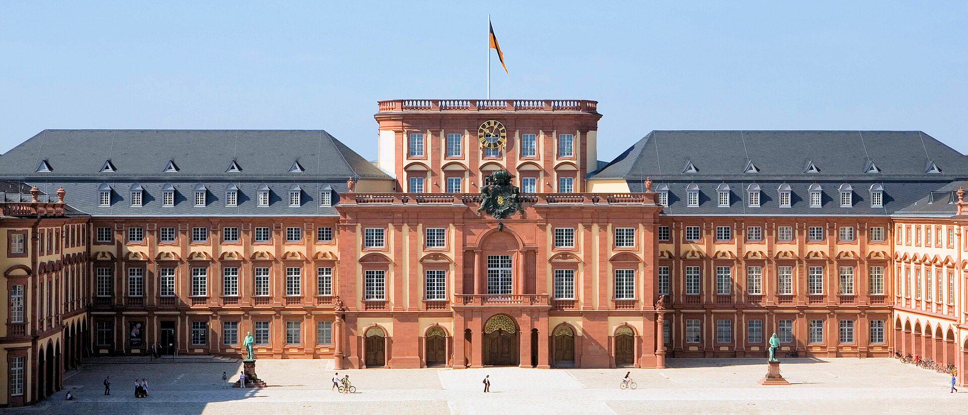 Universitaet_Mannheim_Schloss_Ehrenhof.jpg