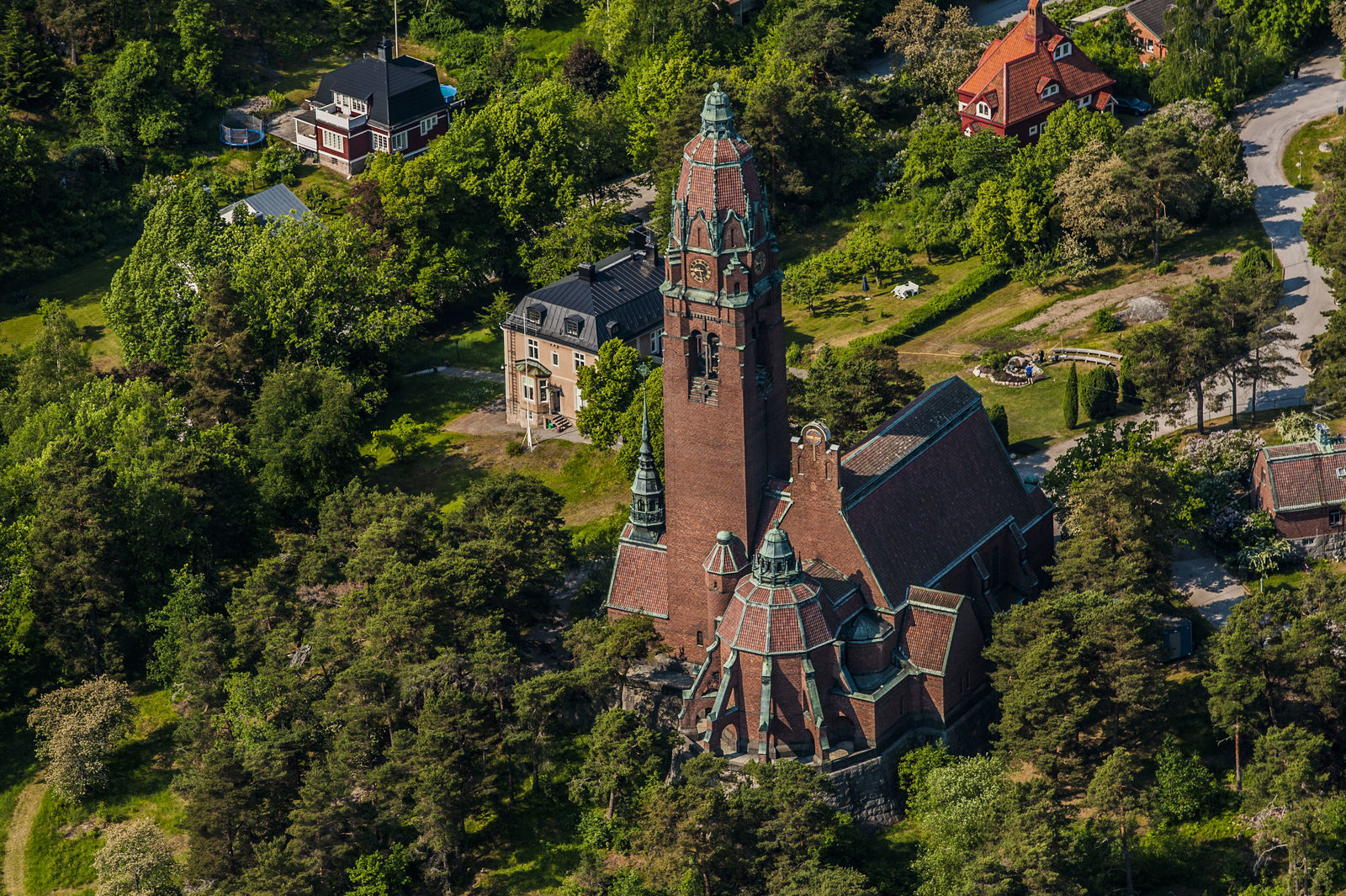 Uppenbarelsekyrkan_i_Huddinge_från_luften.jpg