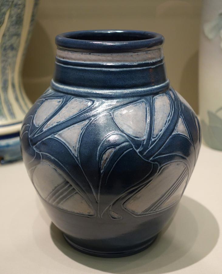 Vase,_Newcomb_Pottery,_Sadie_Irvine_.jpg