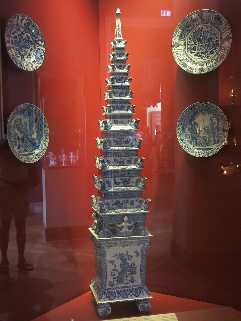 Vase_pyramide_(Louvre,_OA_4040).jpg