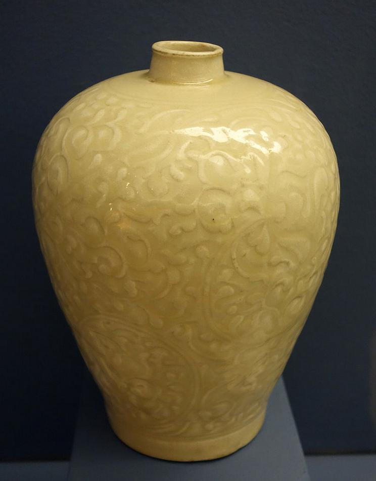 Vase_with_peony_blossom_pattern,_China,_Yuan_dynasty,_1279-1386_AD,_.JPG