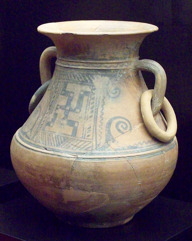 Vaso_celtíbero_con_anillas_colgantes_(M.A.N._Inv.1920-37-94)_01.jpg