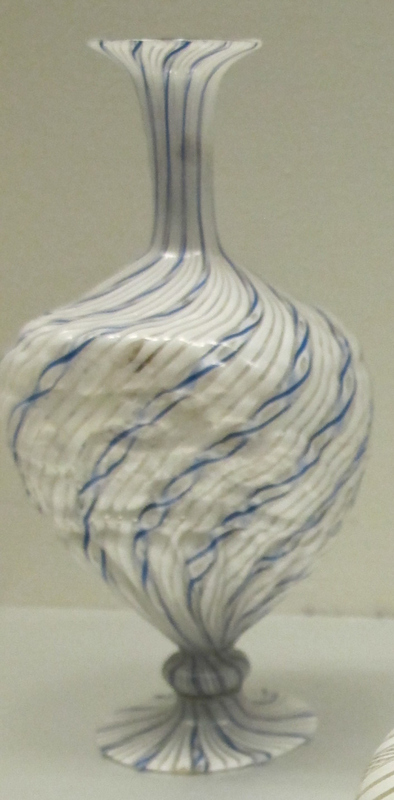 Vetro_di_murano,_diffusore,_vaso_con_filigrana_bianca_e_azzurra_opaca,1550-1600_ca.jpg