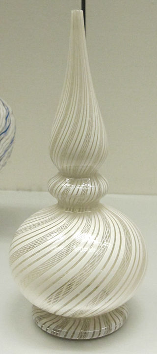 Vetro_di_murano,_diffusore,_vetro_incolore_con_filigrana_bianca_opaca,1550-1600_ca.JPG