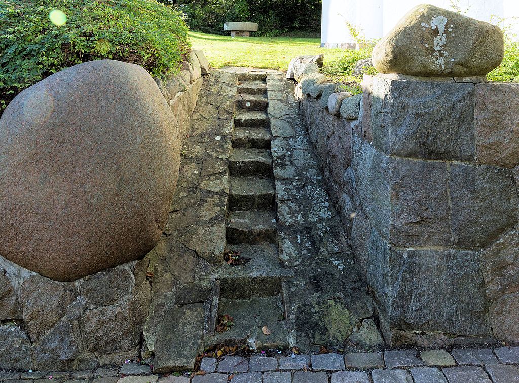 Villa_Kampen_trappe_i_haven.jpg