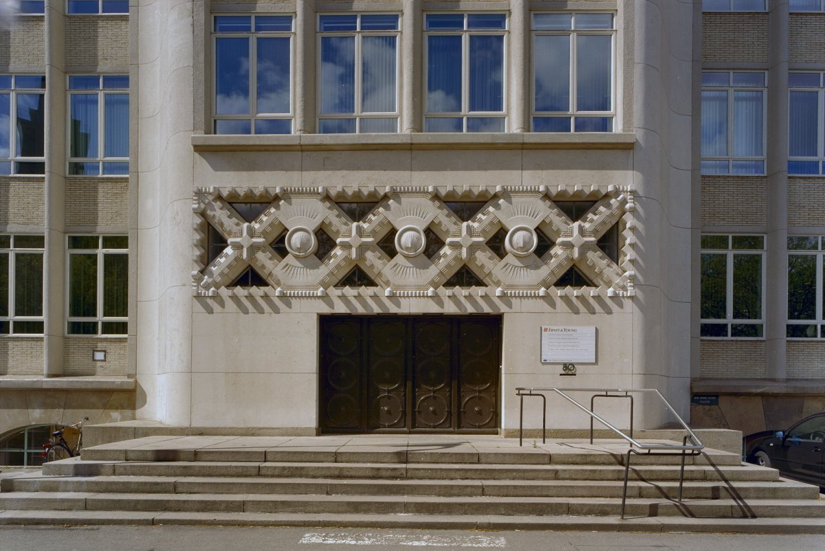 Voorgevel,_detail,_ingangspartij_met_natuurstenen_gevelversiering_-.jpg