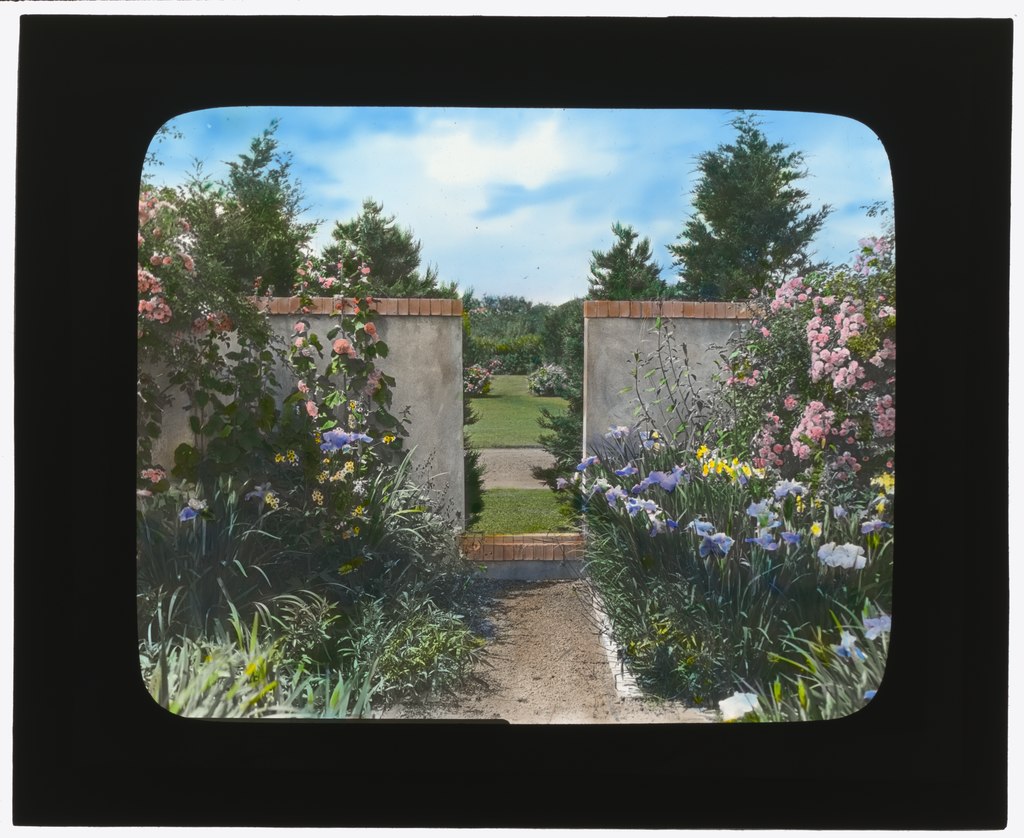 Wallace_Reid_house,_East_Hampton,_New_York._Pathway_LCCN2007685148.tif.jpg