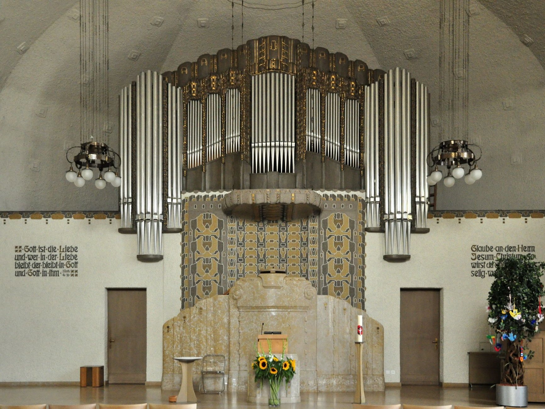 Wallisellen_-_Reformierte_Kirche_-_Innenansicht_2011-08-22_14-03-34_ShiftN.jpg