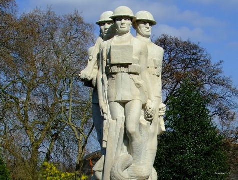 War_memorial_in_Battersea_Park_Sculpture_by_Eric_Kennington_Creative_Common.jpg
