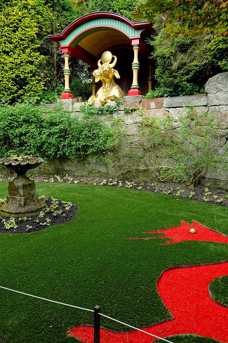 Water_buffalo_-_Biddulph_Grange_Garden_-_Staffordshire,_England_-_DSC09394.jpg