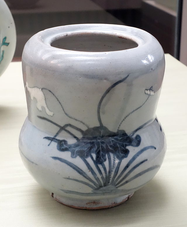 Water_Jar_with_lotus_blossom_design,_Imari_ware,_Edo_period,_17th.JPG