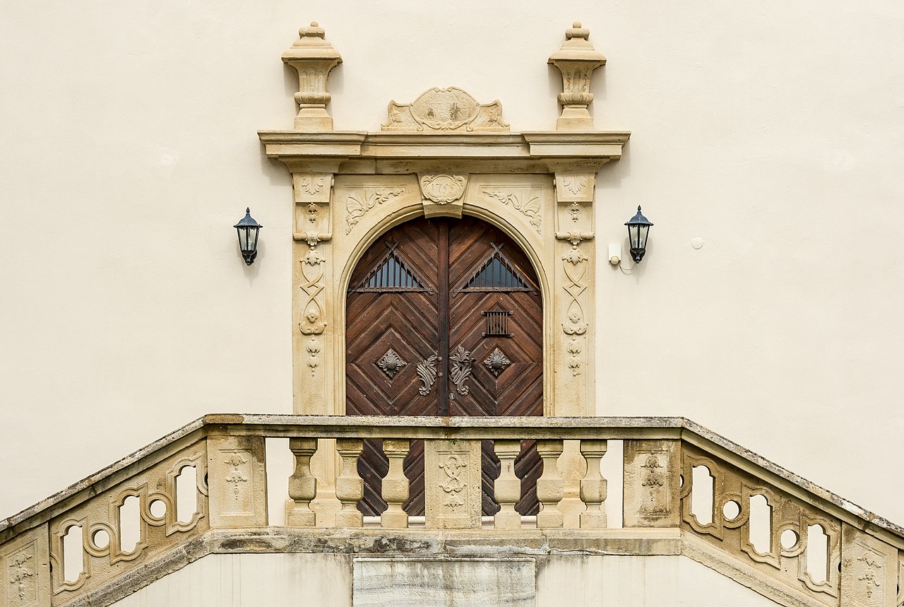 Wernberg_Klosterweg_2_ehem._Schloss_barockes_Ost-Portal_bez._1755_14062018_5859.jpg