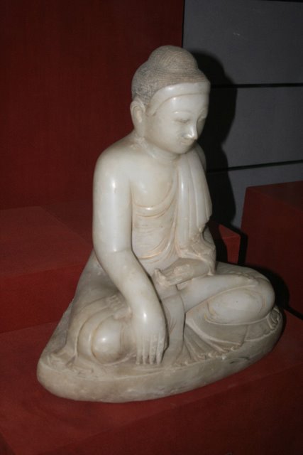 White_Marble_Buddha,_Song_Dynasty.JPG