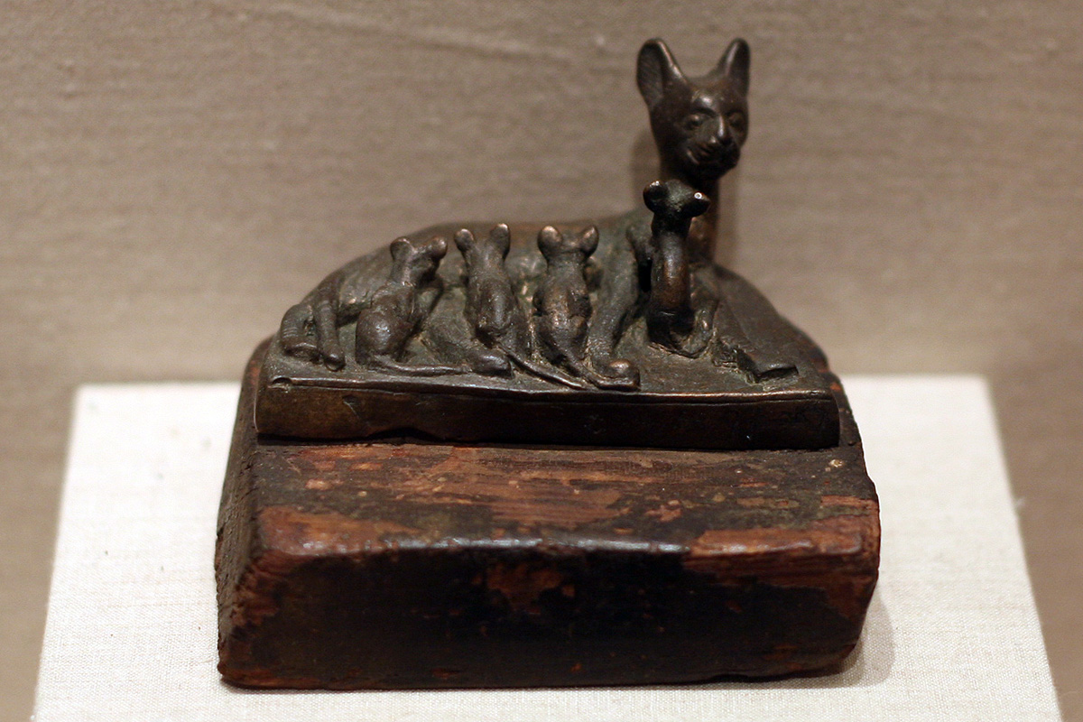 WLA_brooklynmuseum_Mother_Cat_with_Kittens_ca_664-30_BCE.jpg