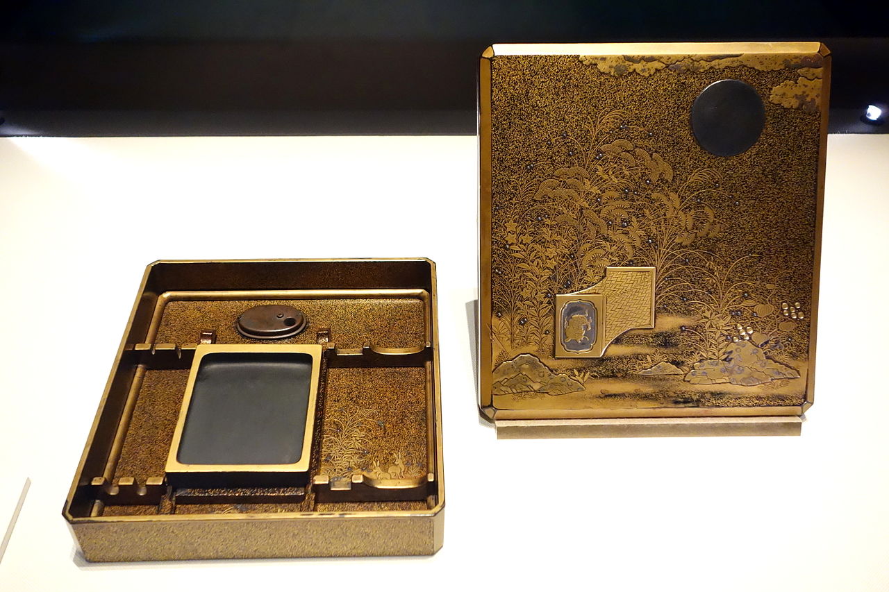 Writing_box,_Muromachi_period,_16th_ce59.JPG