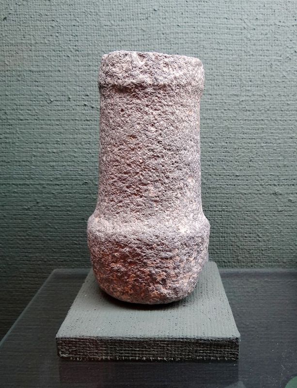Yarmukian_Culture_–pounding_&_grinding_stone.JPG