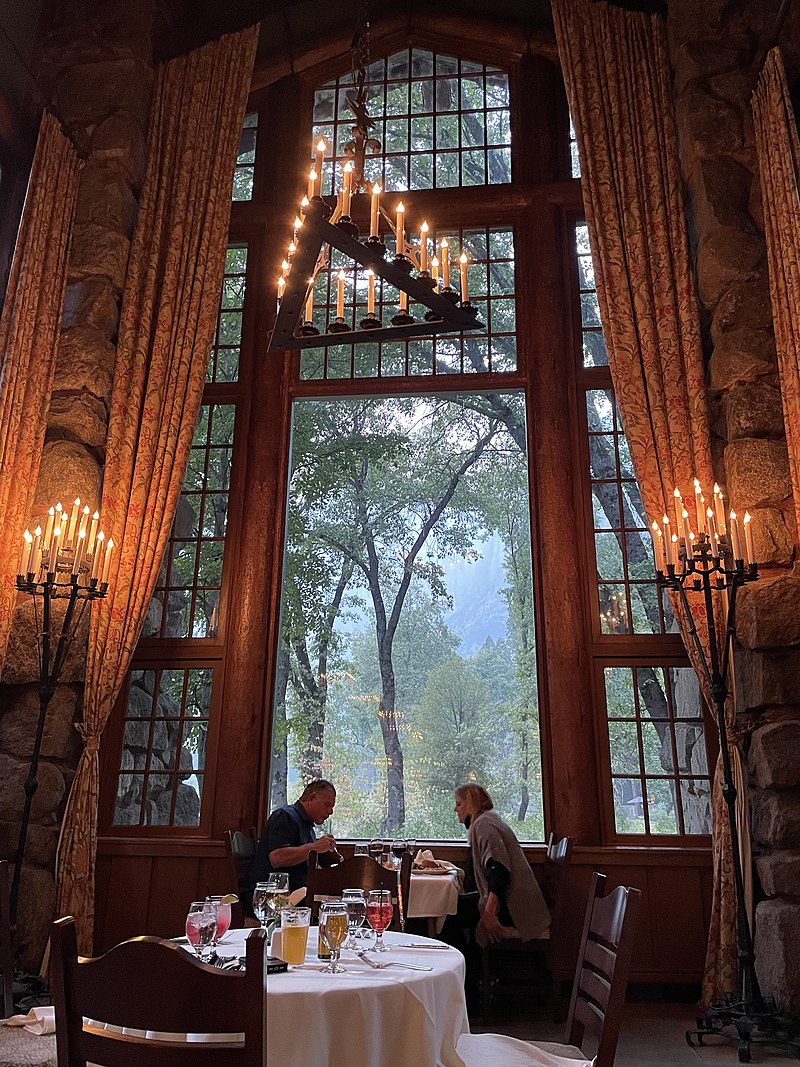 Yosemite-AhwahneeAhwahnee_Dining_Room_in_evening_light.jpg