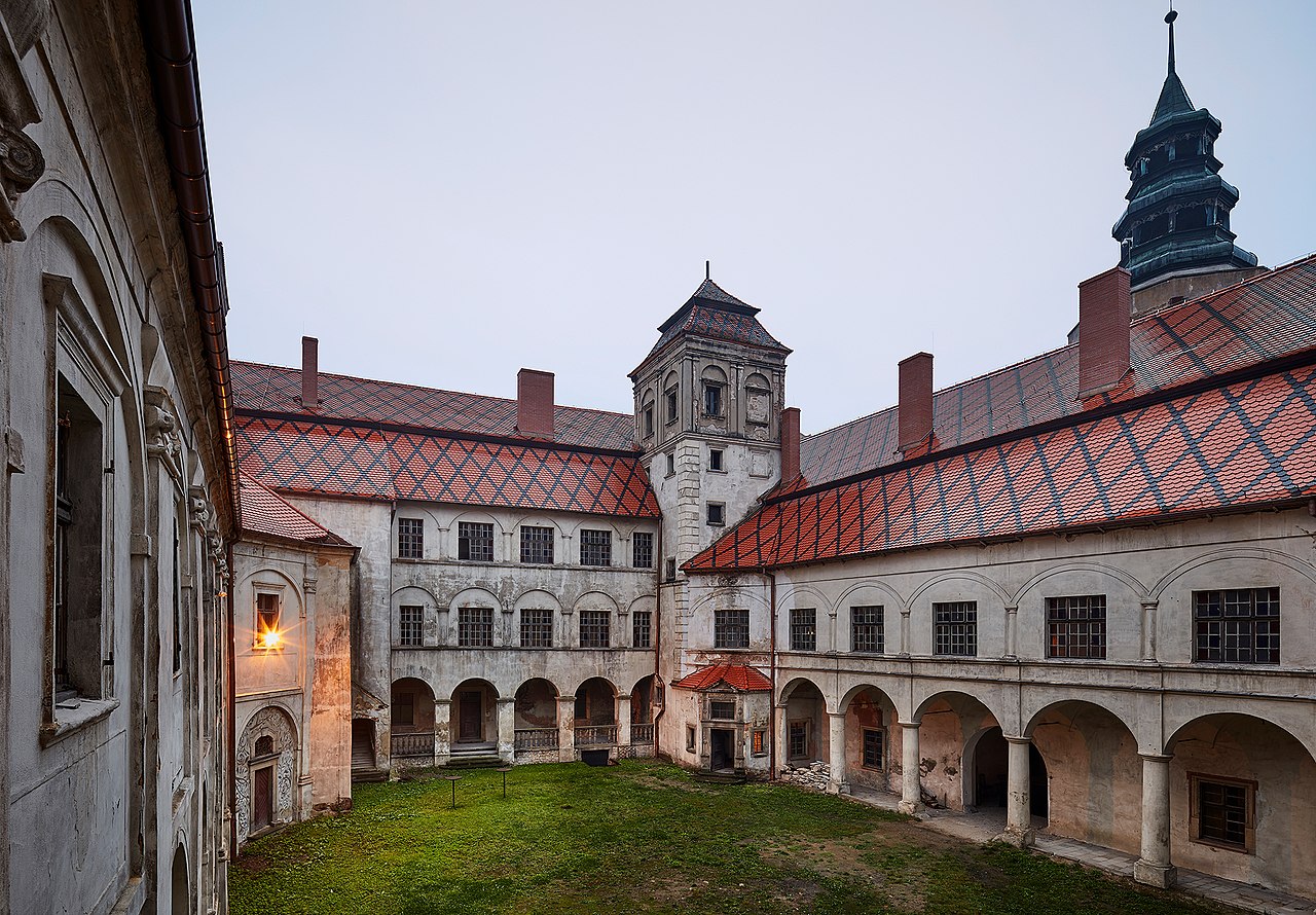 Zamek_Niemodlin,_dziedziniec_.jpg