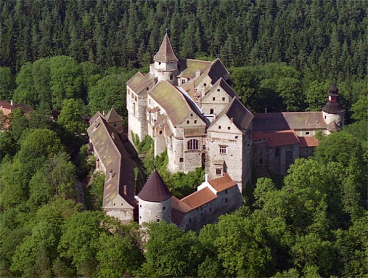 Zamok-Pernshteyn-Hrad-Perntejn.jpg