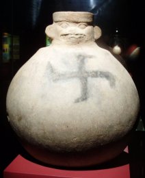 Sican-Vessel-in-the-Huaca-Rajada-Site-Museum-001.JPG