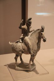 Tang_Painted_Pottery_Figure_from_Satellite_Tomb_(9908023945).jpg