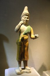 Tang_Terracotta_Hu_Figurine_(9906355103).jpg