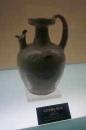 Chicken-head_Celadon_Pot_with_Lotus_Petal_Designs_in_Yuyao_Museum_2014-09.JPG