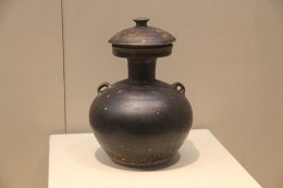 Eastern_Jin_Black_Glazed_Pottery,_Deqing_Kiln_(17106988315).jpg